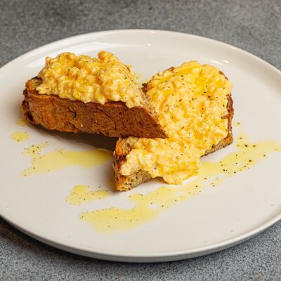 Тост и скрэмбл с трюфельным маслом в 321 Club by Novikov по цене 690