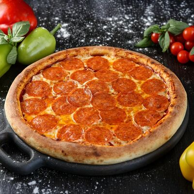 Пицца Пеперони 30 см в Loca Pizza по цене 950 ₽