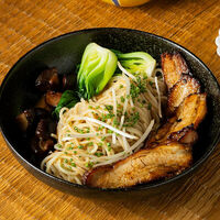 Китайская лапша со свиной грудинкой в Ro