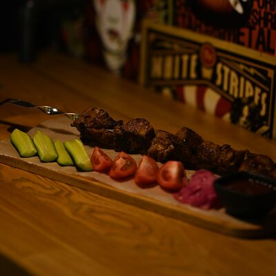 Шашлык куриный в Rolling's по цене 583 ₽