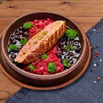 Филе утки с капустой по-гурийски и соусом из черной смородины в Деда хинкали по цене 1140 ₽