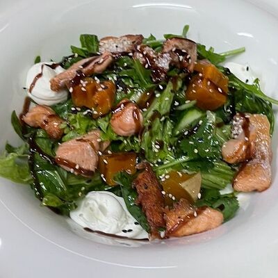 Теплый салат с сёмгой, дольками мандарина, тыквой и сыром в Кинто по цене 1196 ₽