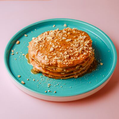 Панкейки с бананом, карамелью и арахисом в Coffee Cake по цене 450 ₽