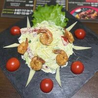 Салат Цезарь с креветками в Марк