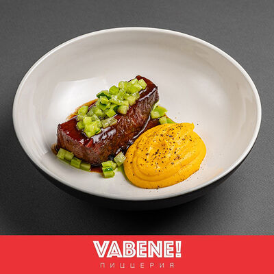 New Говяжья груднка с морковным пюре в Траттория Vabene! по цене 950 ₽