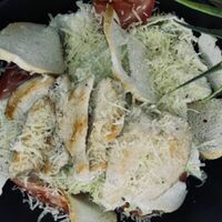 Цезарь с курицей в IPA beer cafe