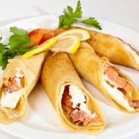 Блинчики со слабосолёной сёмгой в Кафе Biscuit