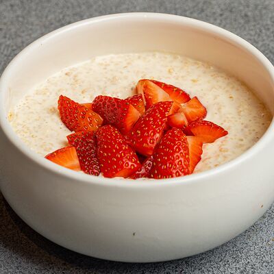 Овсяная каша с клубникой в 321 Club by Novikov по цене 540