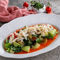 Зеленый салат с кальмаром в Мари Vanna