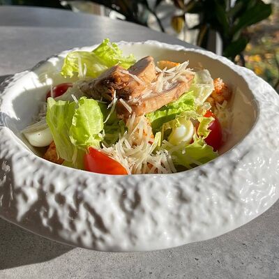 Цезарь с куриным попкорном в Moyo по цене 505 ₽