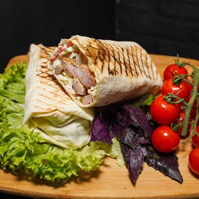 Стандартная шаурма с курицей в Мангал Кебаб по цене 410 ₽