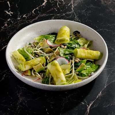 Зеленый салат с цукини и ростками сои в Gills по цене 730 ₽