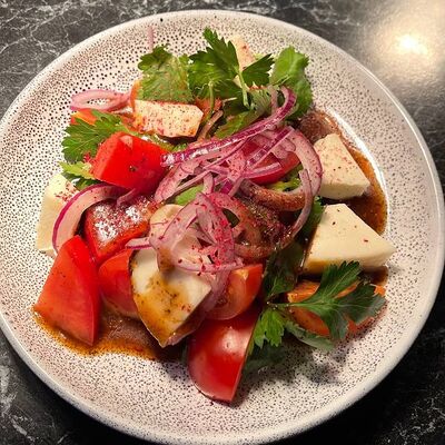 Салат с томатами с копчёным сыром и кавказской заправкой в Insight по цене 670 ₽