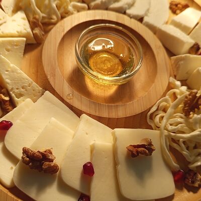 Ассорти из кавказских сыровв Эник Беник по цене 1560 ₽