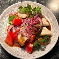 Салат с томатами с копчёным сыром и кавказской заправкой в Insight