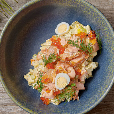 Оливье с копчёным лососем и красной икрой в Банщики по цене 960 ₽