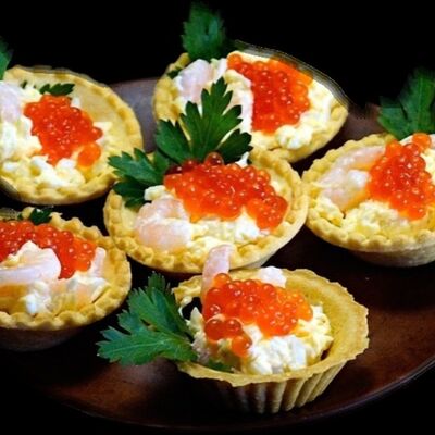 Креветки с красной икрой и соусом крем-чиз в Луна по цене 715 ₽