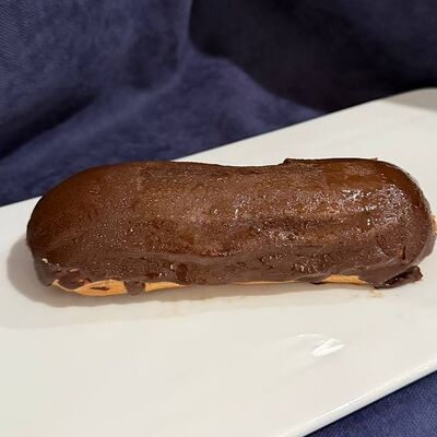 Шоколадный эклер в Кафе сон у моря по цене 150 ₽