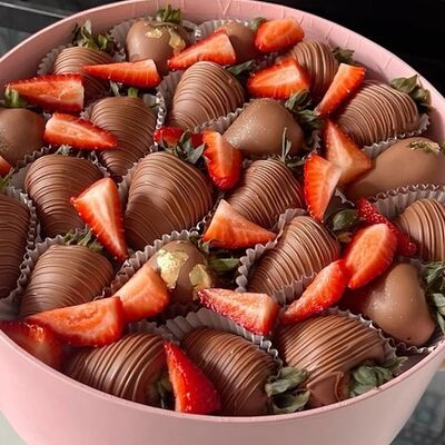 Клубника в шоколаде в круглой розовой коробкев Mosdesserts по цене 4800 ₽