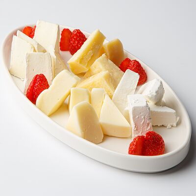 Сырная тарелка в Avo kitchen & bar по цене 750 ₽