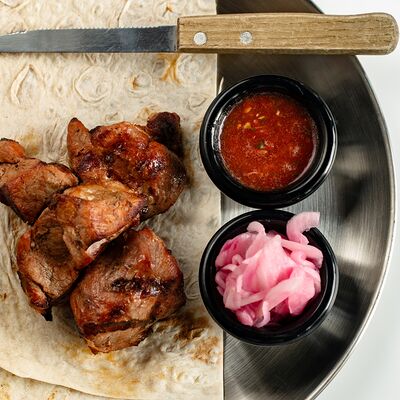 Шашлык из cвинoй шеи в CASPARY BRAU по цене 740 ₽