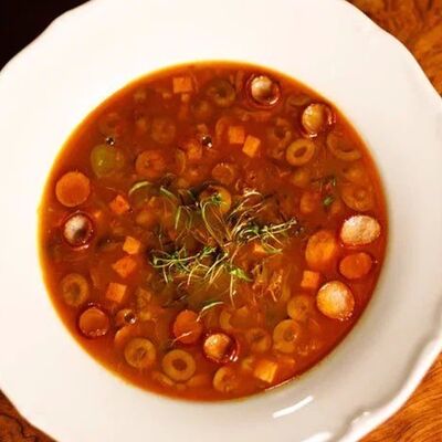 Солянка сборная мясная на утином бульоне с оливками в Луи по цене 650 ₽