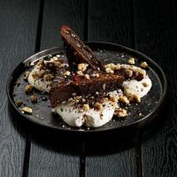 Шоколадный брауни с кремом маскарпоне и вяленой клюквой в Mojo Bar