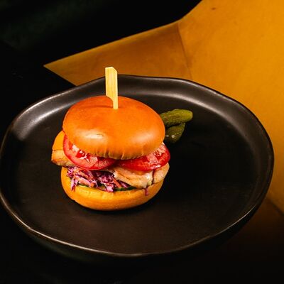 Бургер с куриным филе, коул слоу и айоли в Юность по цене 850 ₽