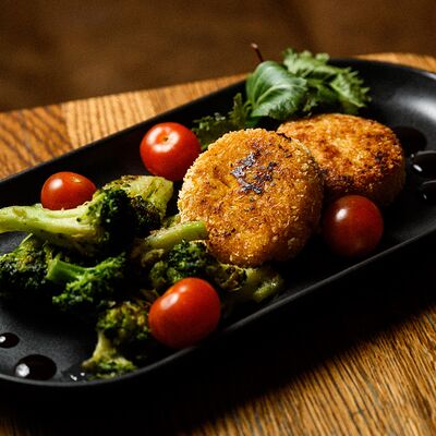 Тыквенные котлеты с брокколи и томатамив Rob roy bar по цене 350 ₽