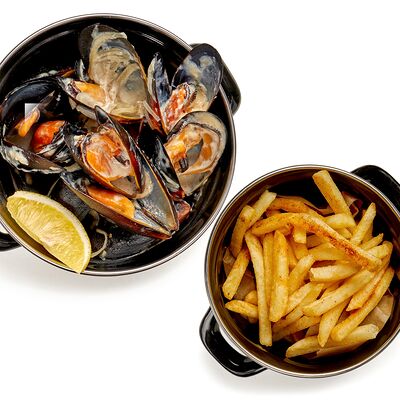 Мидии в створках в соусе дорблю с картофелем фрив CITYBAR по цене 920 ₽