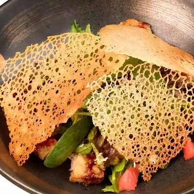 Салат с хрустящей уткой в Osteria Amici по цене 990 ₽