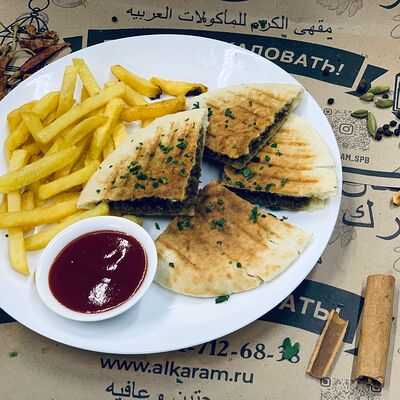 Тост суджук с сыром на гриле в Кафе Аль-карамарабская кухня по цене 480 ₽