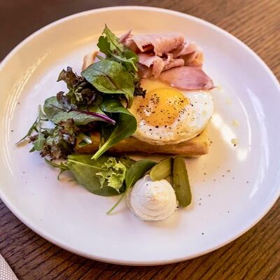 Бельгийская вафля с тамбовским окороком, глазуньей и крем-сыром в Миллениал по цене 590 ₽