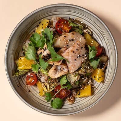 Черный салат с кальмаром в Мастер Ли по цене 590 ₽