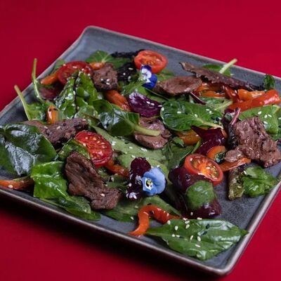 Теплый салат с опалённой телятиной и запеченным перцем в Лаунж бар 6/20 по цене 650 ₽