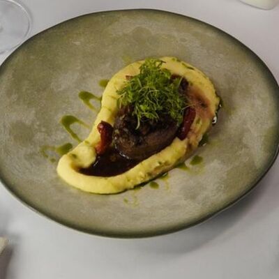 Щека с картофельным муссом в Игристо по цене 890 ₽