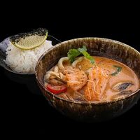 Том Ям с лососем в MOS Lounge & Bar