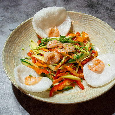 Салат с манго и креветками в Вьетнамская кухня CYCLO по цене 675 ₽