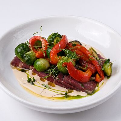 Пастрами с печеным перцем и брюссельской капустой в Сойка Grand по цене 1090 ₽