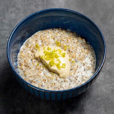 Каша с маком, цедрой лайма и муссом из мангов Gourmetto по цене 450 ₽