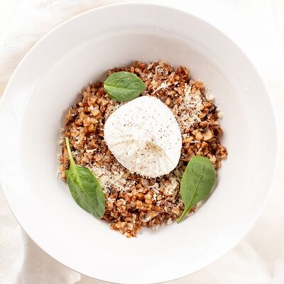 Гречневая каша с шампиньонами, пармезаном и яйцом пашот в Mojo по цене 300 ₽