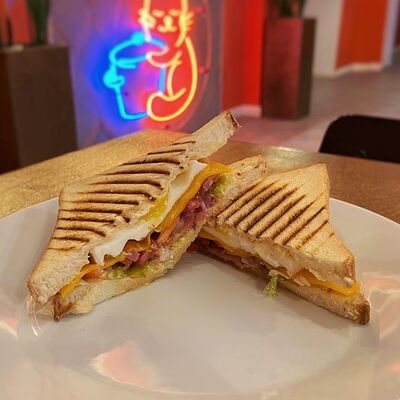 Сандвич с ветчиной в Суп с котом по цене 460 ₽