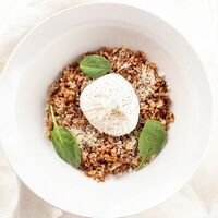 Гречневая каша с шампиньонами, пармезаном и яйцом пашот в Mojo