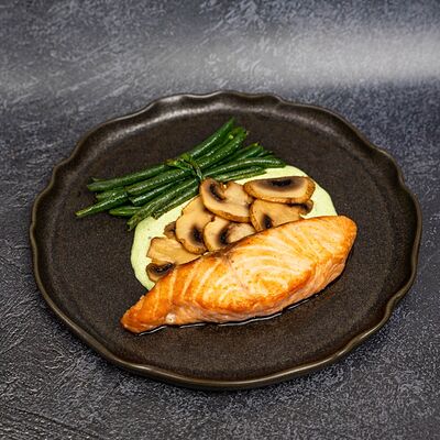 Стейк из лосося со стручковой фасолью и шампиньонамив Smoky People по цене 1690 ₽