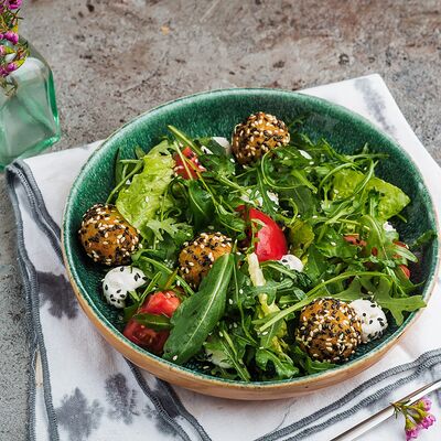 Салат с фалафелем в Пряности & Радости на Васильевском по цене 490