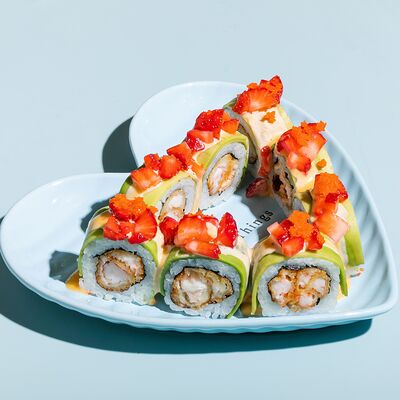 Ролл со свежей клубникой и авокадо в Сушки на макушке по цене 1060