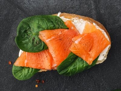 Брускетта с лососем и шпинатом в Mojo по цене 220