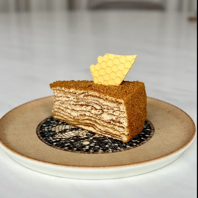 Медовый торт в Prana по цене 470 ₽