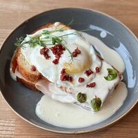 Сэндвич крок-мадам в Frank bar&kitchen