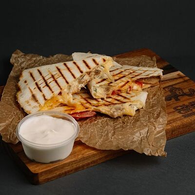 Кесадилья куриная в CHILZ GRILL по цене 479 ₽